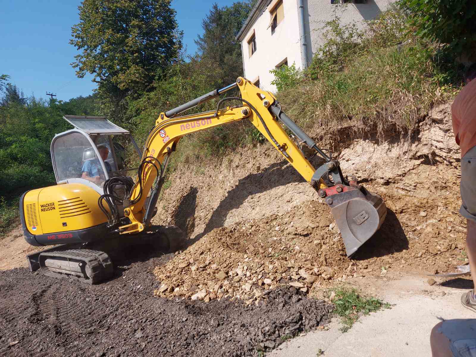 Mini bager tokom iskopa na terenu