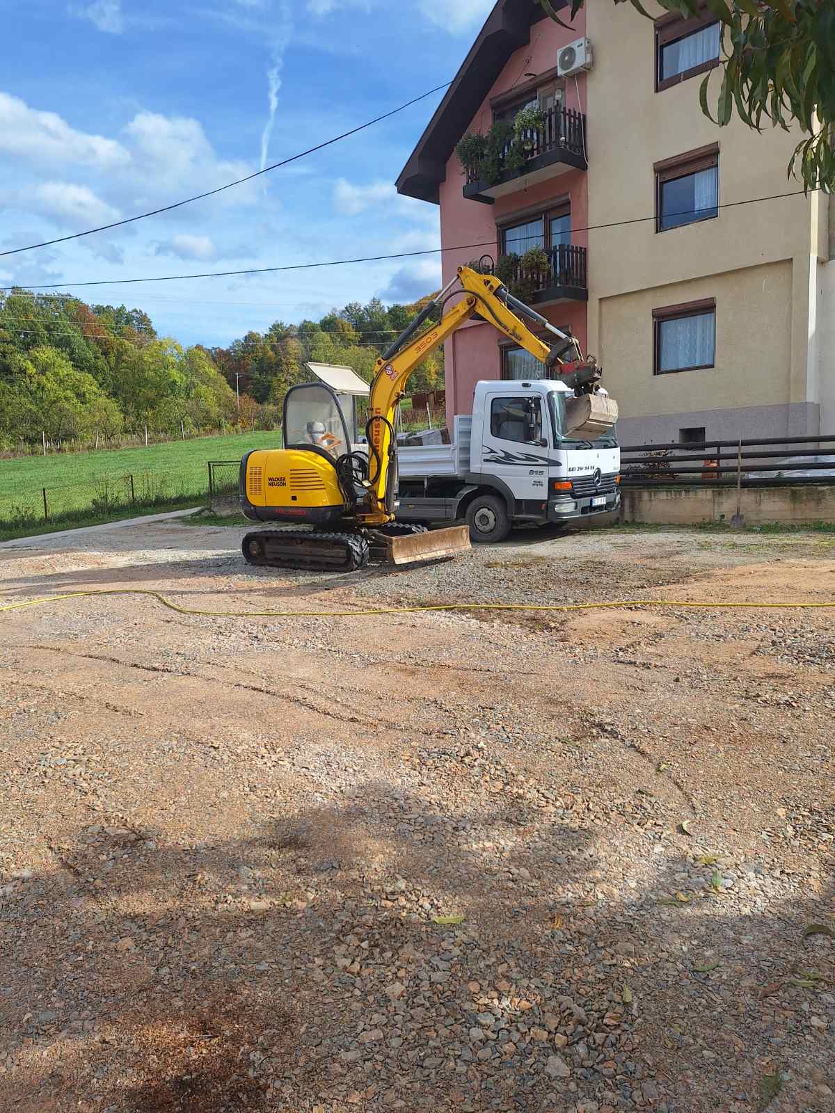 Mini bager i teren pripremljen za radove