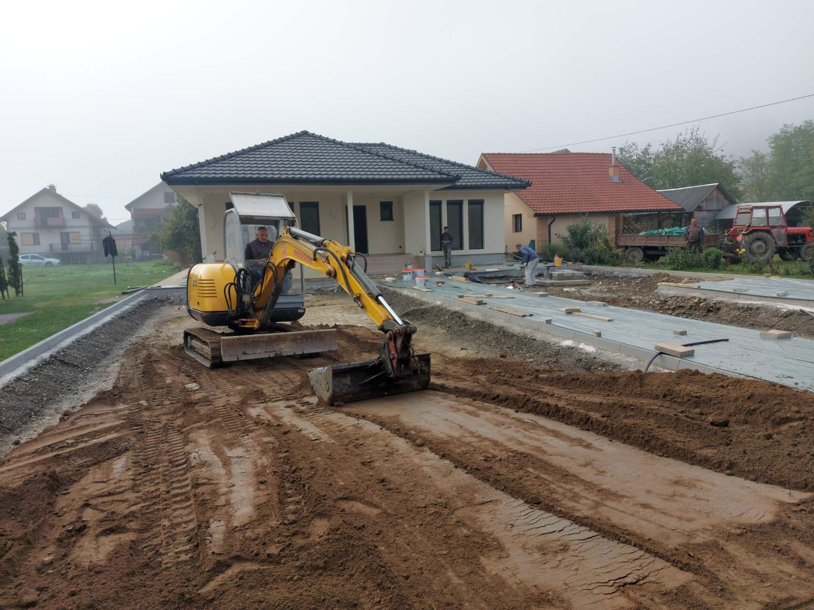 Mini bager u transportu na kamionu